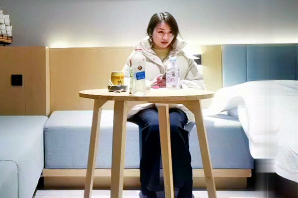 深夜 场 约 了个 白色外套 妹 子 啪 啪